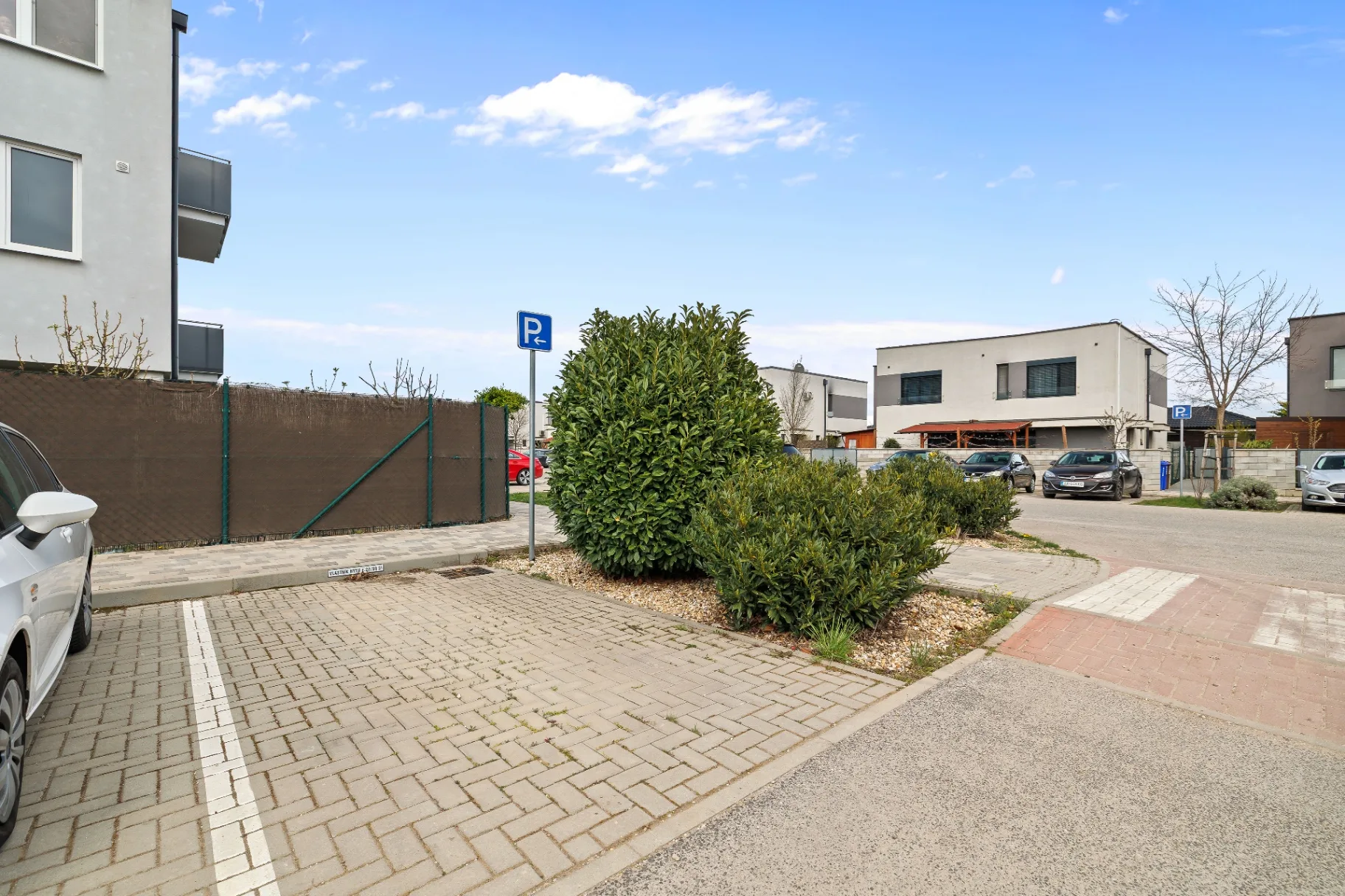 REZERVOVANÉ | 3 IZBOVÝ BYT IDEÁLNY PRE RODINU S DVOMI BALKÓNMI, PIVNICOU A VLASTNÝM PARKINGOM