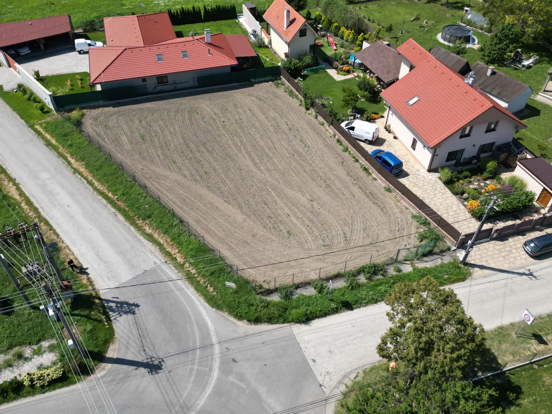 POSTAVTE SI DVOJPODLAŽNÝ DOM ALEBO DVOJDOM NA 9 ÁROVOM POZEMKU V OBCI TUREŇ