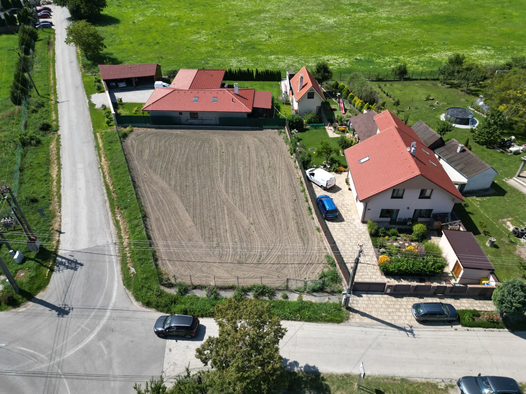 POSTAVTE SI DVOJPODLAŽNÝ DOM ALEBO DVOJDOM NA 9 ÁROVOM POZEMKU V OBCI TUREŇ