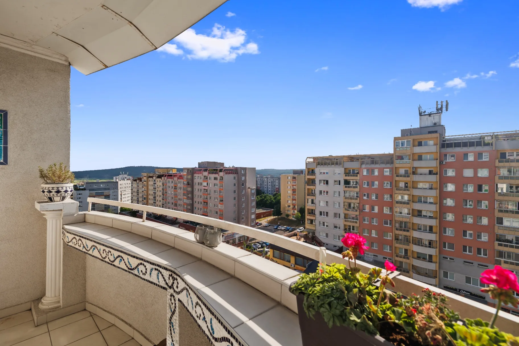 PREROBENÝ 2 IZBOVÝ BYT S DVOMI LOGGIAMI A PANORAMATICKÝM VÝHĽADOM - Ľ. FULLU