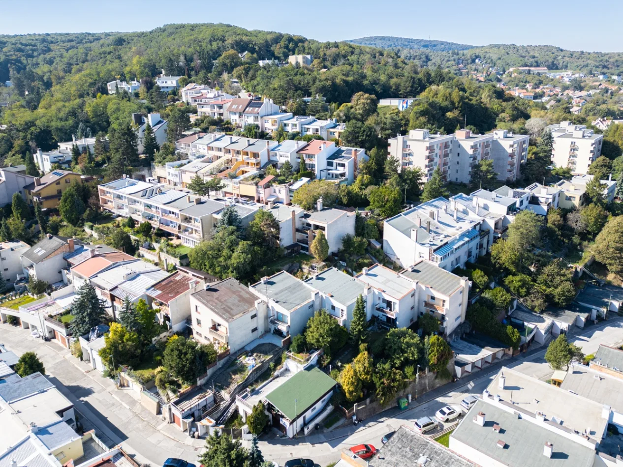PREROBTE SI PODĽA SEBA TENTO DVOJGENERAČNÝ DOM V TICHOM PROSTREDÍ DÚBRAVKY