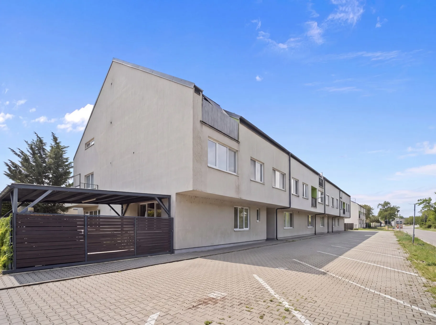 REZERVOVANÉ | PRIESTRANNÝ PRESVETLENÝ 2 IZBOVÝ BYT S BALKÓNOM A PARKINGOM - ČIERNA VODA